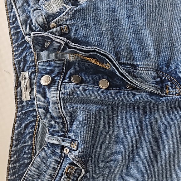 Good American 90s High Rise Distressed Denim Shorts Size 10/30 - Picture 3 of 5